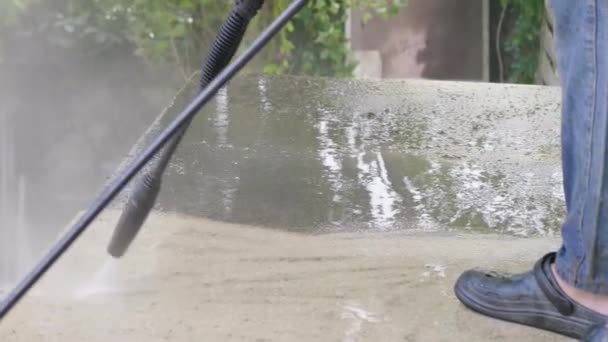 Close View Persoon Met Hoge Druk Straalpistool Spray Water Aan — Stockvideo