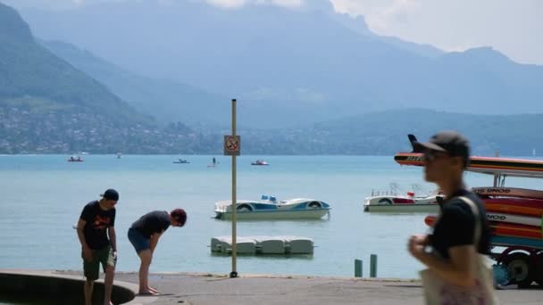 Annecy Francia Mayo 2021 Pasando Pareja Turística Con Paisaje Lago — Vídeo de stock