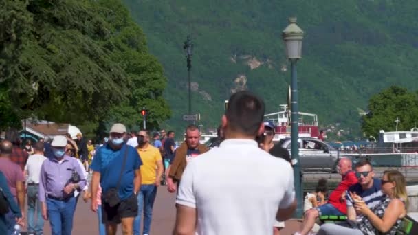 Annecy Frankreich Mai 2021 Touristenspaziergang Auf Der Straße Mit Und — Stockvideo