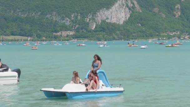 Rastreando Imágenes Tres Mujeres Moviéndose Bote Pedal Superficie Acuática Annecy — Vídeos de Stock