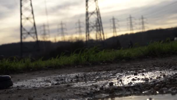 Cerca Vista Estática Mujer Pies Con Botas Negras Caminar Sobre — Vídeos de Stock