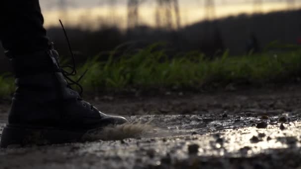 Statische Tiefblick Stiefel Schritte Schlammpfützen Auf Unbefestigter Straße Bei Schlechten — Stockvideo