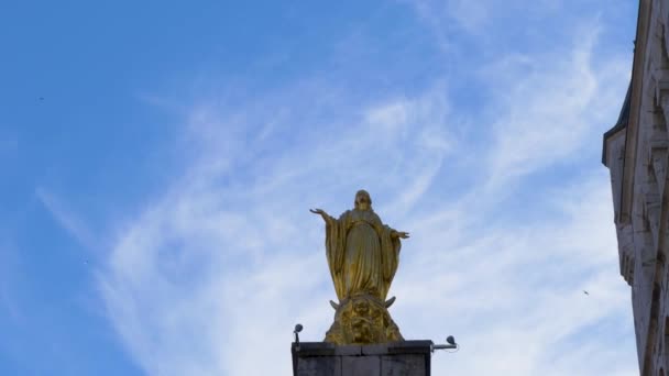 フランス アヌシー 2021年5月1日 青空を背景に教会の聖マドンナ黄金像フランスの町の観光名所 — ストック動画