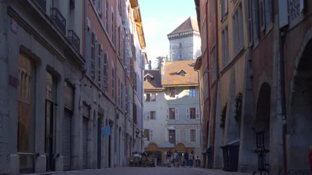旧城区街道的低角度景观 游客们走过城市的历史中心 城堡塔 安内西 — 图库视频影像