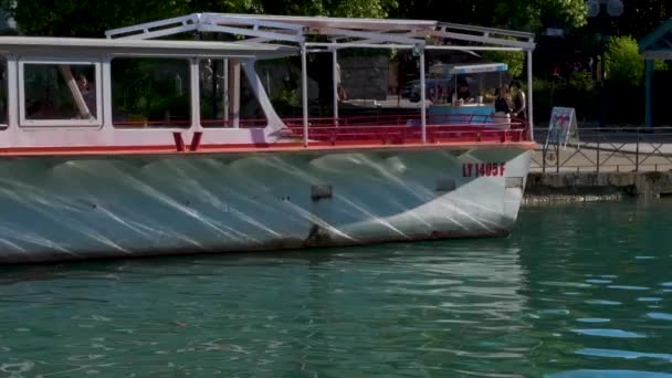 Vista Lateral Del Barco Amarrado Muelle Superficie Agua Ligeramente Ondulada — Vídeos de Stock