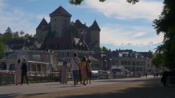 Turistas Vista Estática Andando Pelo Famoso Marco Annecy Chateau Annecy — Vídeo de Stock