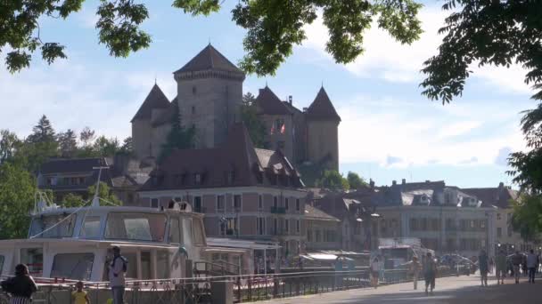 Statyczne Nagranie Chateau Annecy Annecy Francja Widok Ludzi Spacerujących Nabrzeżu — Wideo stockowe