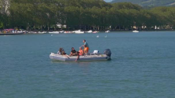 Turistas Cámara Lenta Sentados Bote Inflable Lago Annecy Disfrutando Vacaciones — Vídeos de Stock