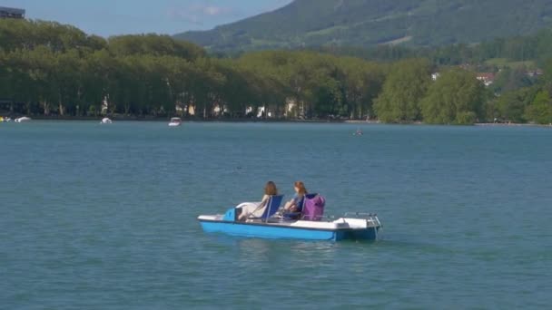 Gente Disfrutando Día Soleado Lago Imágenes Seguimiento Par Mujeres Flotando — Vídeos de Stock