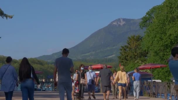 Verschillende Mensen Lopen Dijk Van Annecy Lac Annecy Frankrijk Sommige — Stockvideo