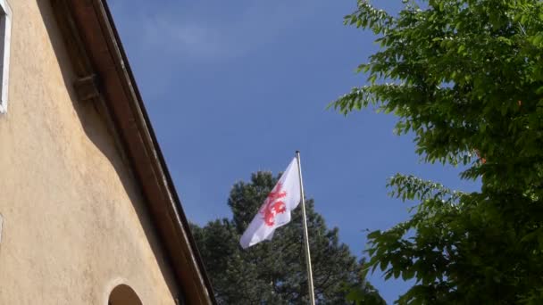 Bandera Blanca Con Adorno Rojo Levemente Ondeando Brisa Símbolo Regional — Vídeos de Stock