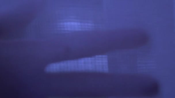 Close Visualização Tecido Branco Esparso Translúcido Filmagem Movimento Cortina Contra — Vídeo de Stock