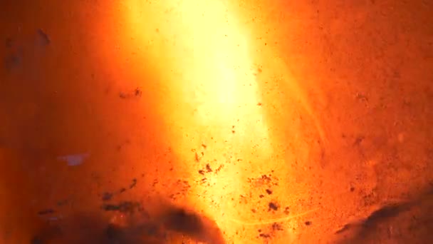 Abstrakter Hintergrund Isoliert Brennende Flamme Sichtbar Durch Geschützten Schild Metallurgie — Stockvideo
