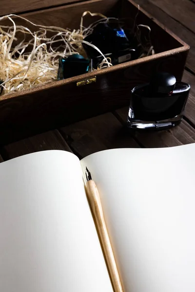 Inkt Een Houten Doos Leeg Notitieboekje Met Pen — Stockfoto
