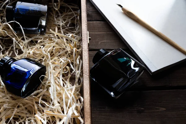 Inkt Een Houten Doos Leeg Notitieboekje Met Pen — Stockfoto