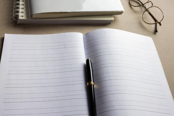 Blanco Vellen Notitieboekje Schetsboek Met Pen Grijze Achtergrond — Stockfoto