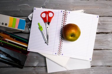 beyaz masa üzerinde kalem, kalem ve elma ile defter