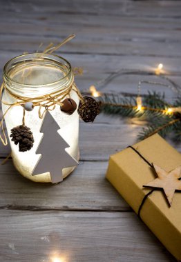 Hediyeli Noel mumu ve tahta arka planda bir kedi. 