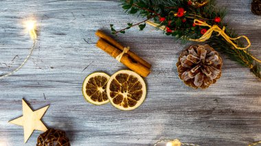 Noel süsleri beyaz ahşap arka planda