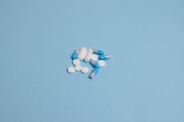 Mavi arka planda mavi ve beyaz haplar