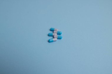 Mavi arka planda mavi haplar