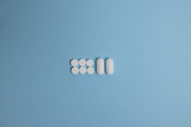 Mavi arka planda beyaz haplar