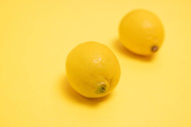 Sarı arka planda limonlar