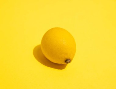 Sarı arkaplanda limon