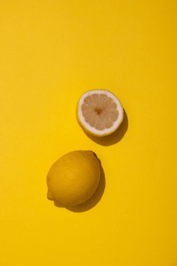 Sarı arka planda dilimlenmiş limon