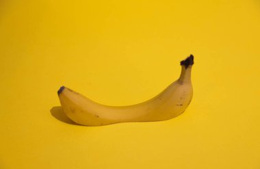 Sarı arka planda dilimlenmiş muz