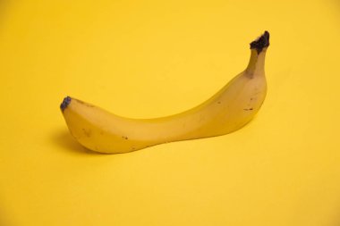 Sarı arka planda dilimlenmiş muz