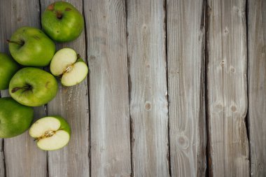 yeşil elma, yarısı, beyaz tahta masa.