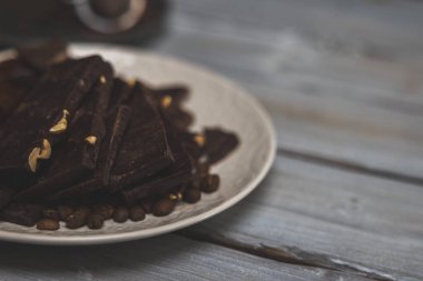 Beyaz ahşap masada çikolata