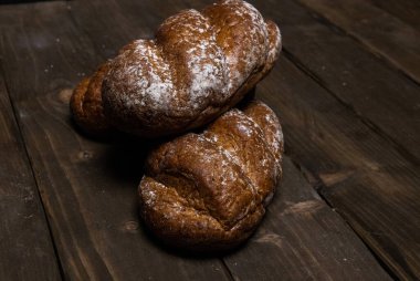 Ekmek rulosu, buğday ve un Ahşap arka planda 