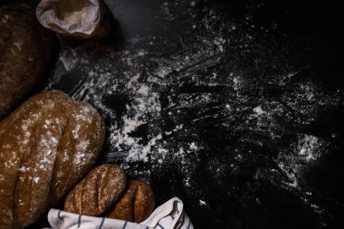 Ekmek rulosu, buğday ve un Kara Arkaplanda 