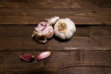 Tahta bir masada sarımsak.