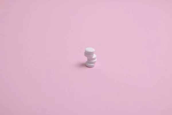 粉红背景的白色药丸 — 图库照片