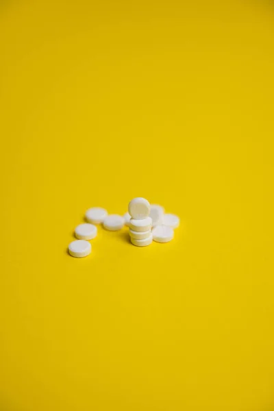 Pillole Bianche Sfondo Giallo — Foto Stock