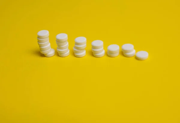 黄底白色药丸 — 图库照片