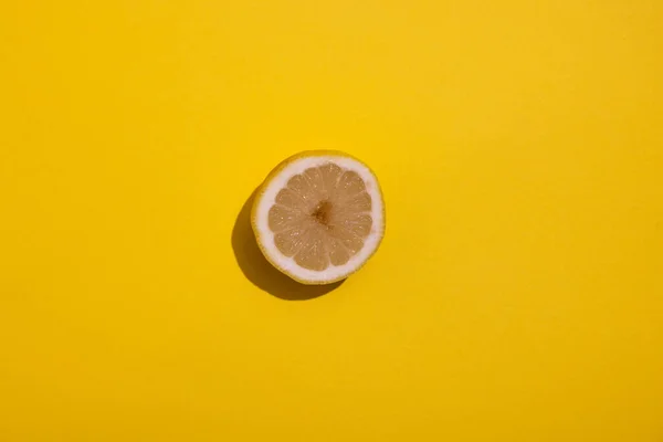 Hälften Citron Gul Bakgrund Hård Skugga — Stockfoto