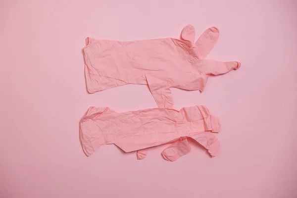 粉色背景的粉色手套 — 图库照片