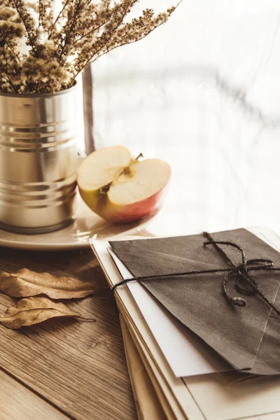 Letters Een Houten Tafel Met Appel Gedroogde Bloemen — Stockfoto