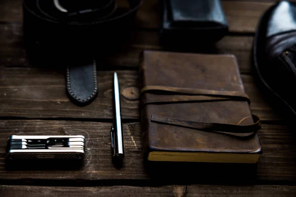 Caderno Couro Com Uma Caneta Esferográfica Metal Uma Multiferramenta Bolso — Fotografia de Stock