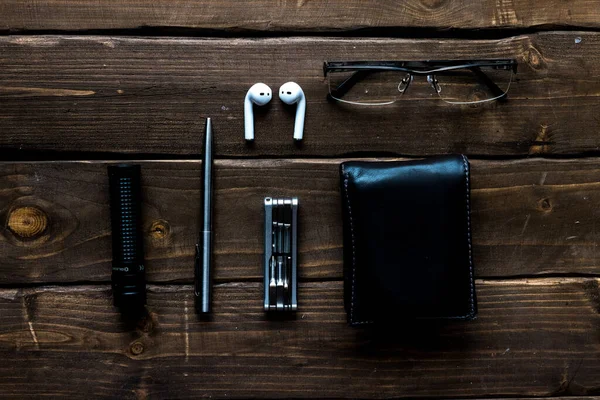 Witte Hoofdtelefoon Portemonnee Pen Zakmultitool Met Bril Houten Tafel — Stockfoto