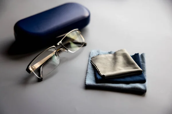 Gri Arka Planda Gözlük Kılıfı Olan Gözlük Temizleme Bezleri — Stok fotoğraf
