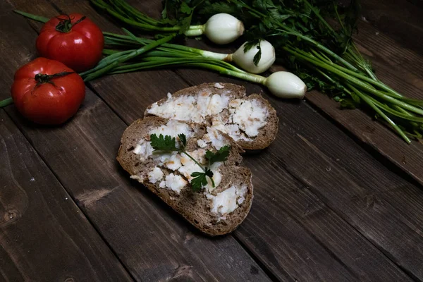 Sanduíche Com Banha Pepino Conserva Mesa Madeira — Fotografia de Stock