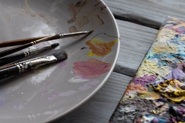 akrilik desenli boyalar ve fırçalar. 