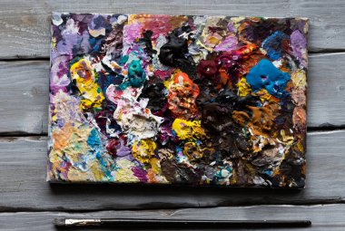 akrilik desenli boyalar ve fırça.