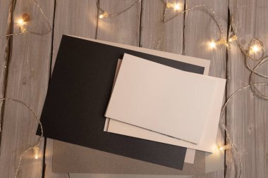 Boş boş kağıtlar ve ahşap arka planda ışıkları olan defterler. 