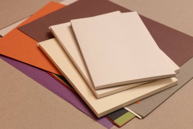 Gri arkaplanda kitap ve sayfaların yığını 